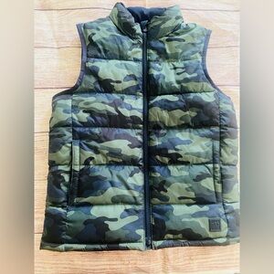 Gap Kids Camo Puffer Vest - Size Medium
